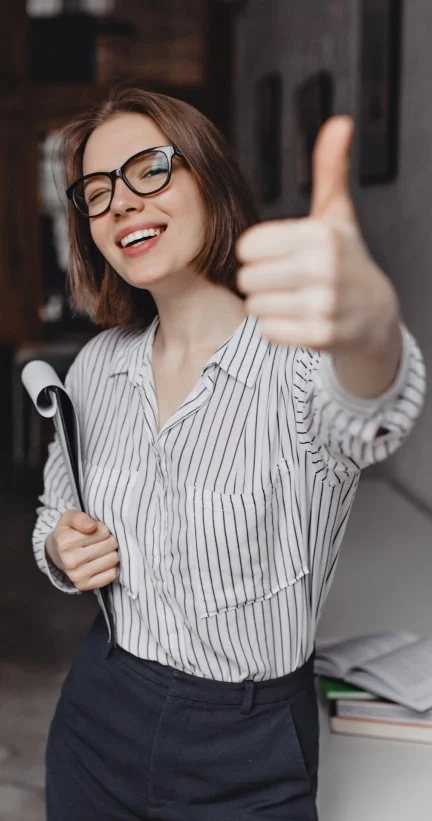 Девушка-менеджер в очках одобряет "Интернет домой"